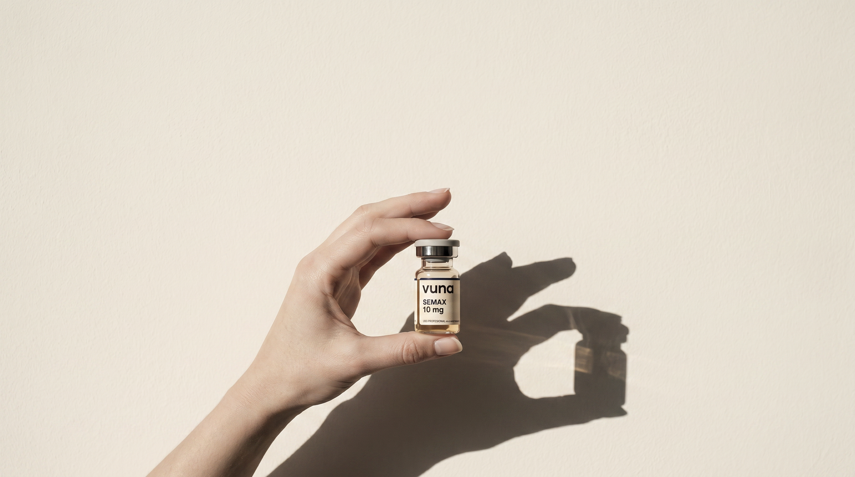 Vial VUNA de 3ml sobre superficie editorial minimalista con sombras naturales